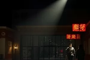 剧情片雨落旧城封面,老城区屋檐下连成线的雨帘