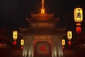 冒险片北纬零度封面,赤道海面上的孤帆与低垂云层