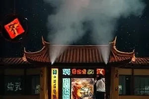 家庭片铁皮屋顶封面,夏天午后生锈铁皮屋顶上的晾衣绳